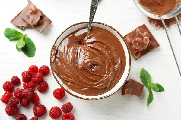 Belle composition avec crème au chocolat et framboises — Photo