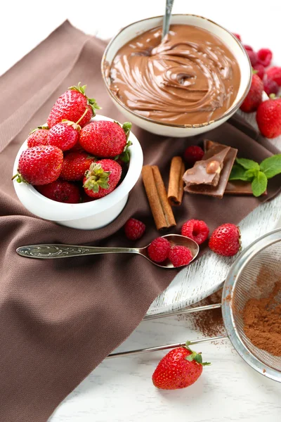 Beautiful composition with chocolate cream and raspberries — Stock Photo, Image