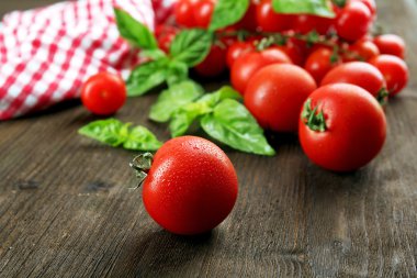 Taze domates fesleğen ahşap tablo ile yakın çekim