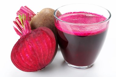 Taze pancar suyu üzerinde beyaz izole