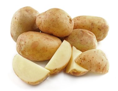 Genç patates üzerine beyaz izole