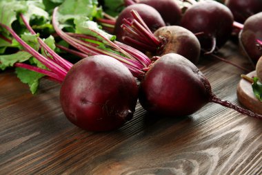 Ahşap masa yapraklarda ile genç pancar yakın çekim