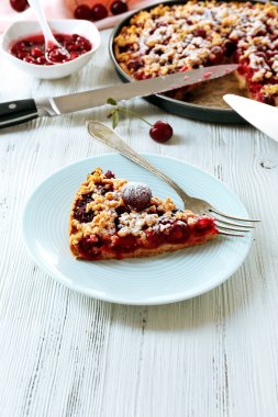 Kiraz tablo ile lezzetli ev yapımı pasta yakın çekim