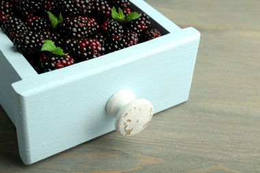 Tablo kutusunda nane ile tatlı böğürtlen yığını kapat