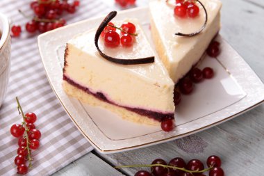 çilek ile lezzetli peynirli kek