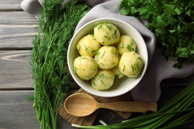 Yeşillikleri ile haşlanmış patates