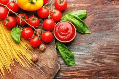 Makarna spagetti domates, peynir ve fesleğen rustik ahşap zemin üzerine