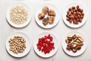 Ahşap zemin üzerinde farklı ürünler kümesi