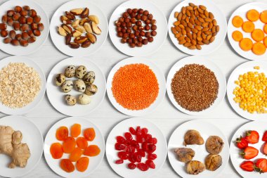 Ahşap masa, tatlı turuncu ürünlerde kümesi