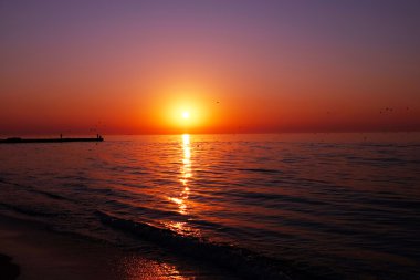 Sahilde güzel gündoğumu görünümü