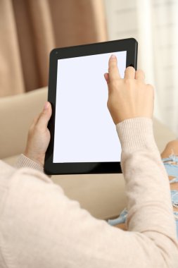 Kadın el PC tablet eve iç arka plan üzerinde tutarak