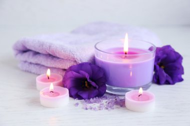 Ahşap masada güzel bir spa kompozisyonu