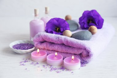 Ahşap masada güzel bir spa kompozisyonu