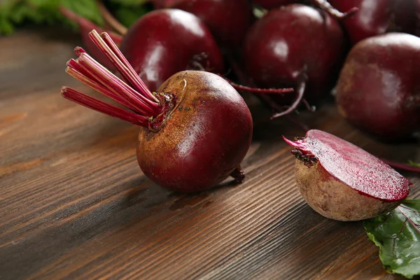 Young beets with leaves on wooden table close up — Stock Photo, Image