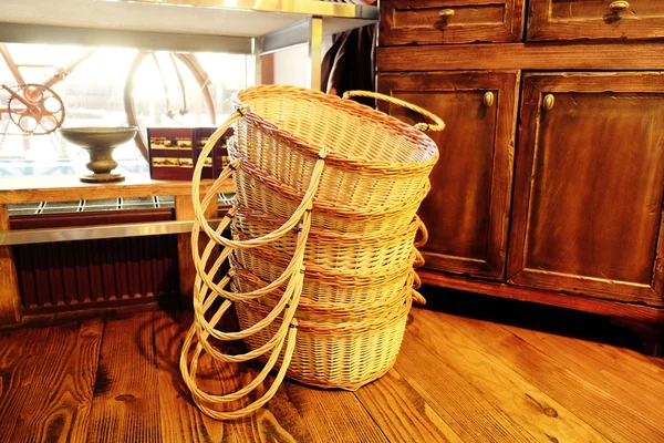 Montón de cestas de mimbre en la habitación — Foto de Stock