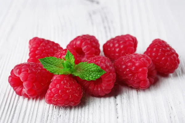 Fresh red raspberries on wooden background — Stock Photo, Image
