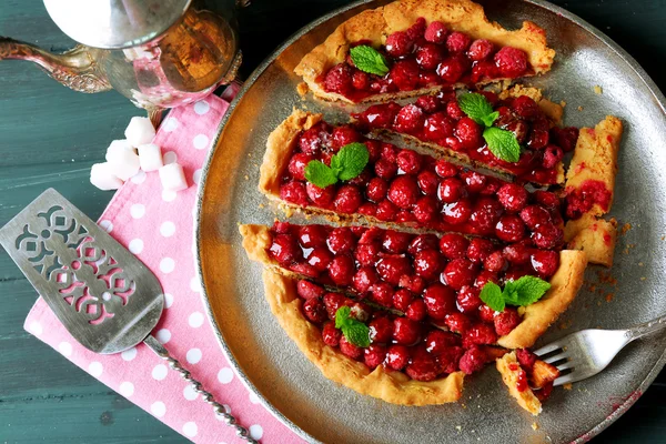 Taart met frambozen op dienblad, op houten achtergrond — Stockfoto