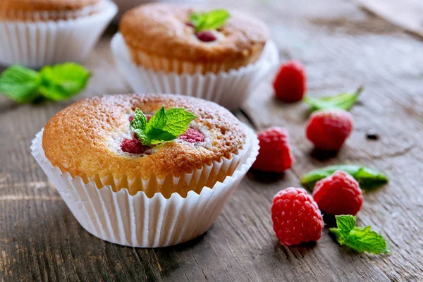 Läckra muffins med bär — Stockfoto