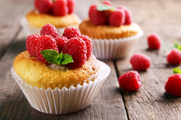 Läckra muffins med bär — Stockfoto