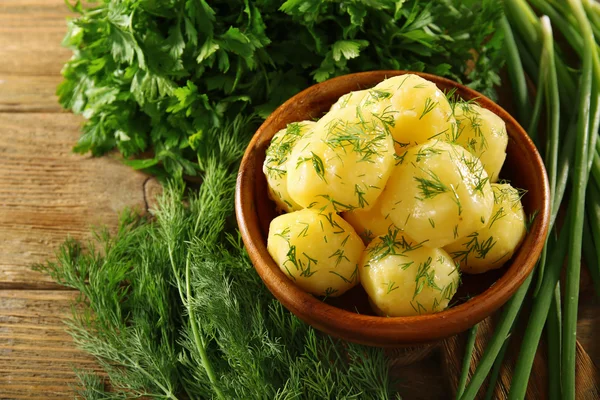 Pommes de terre bouillies avec légumes verts — Photo