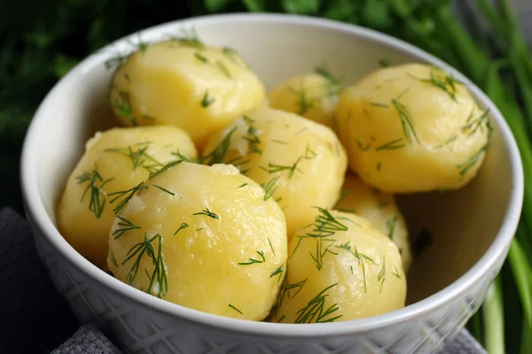 Batatas fervidas com verdes — Fotografia de Stock