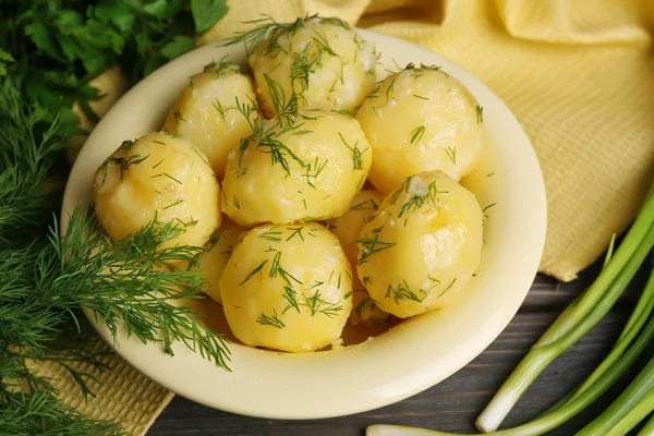 Batatas fervidas com verdes — Fotografia de Stock