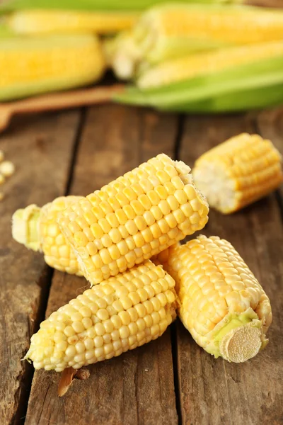 Frischer Mais auf Kolben auf rustikalem Holztisch, Nahaufnahme — Stockfoto