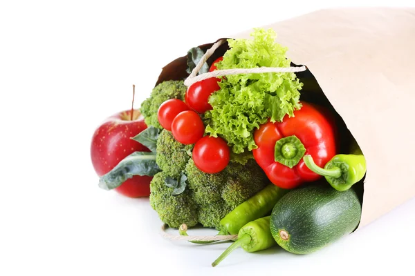 Bolsa de verduras frescas aisladas en blanco —  Fotos de Stock