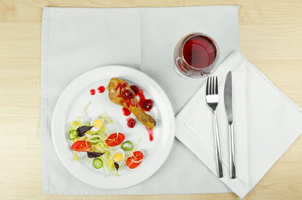 Gustosa cena servita con vino in tavola da vicino — Foto Stock