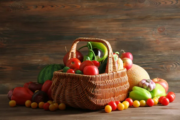 木制底座上的新鲜水果和蔬菜堆满了 — 图库照片