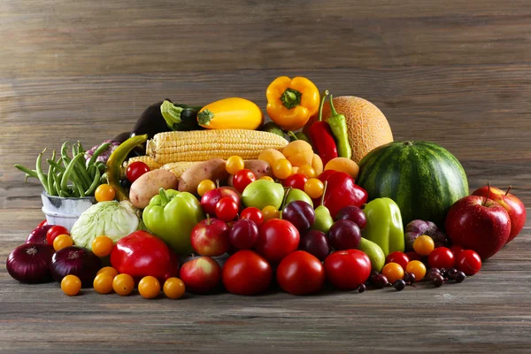 Un mucchio di frutta e verdura fresca su sfondo di legno — Foto Stock