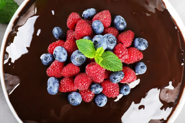 Köstlicher Schokoladenkuchen mit Sommerbeeren, Blick von oben — Stockfoto