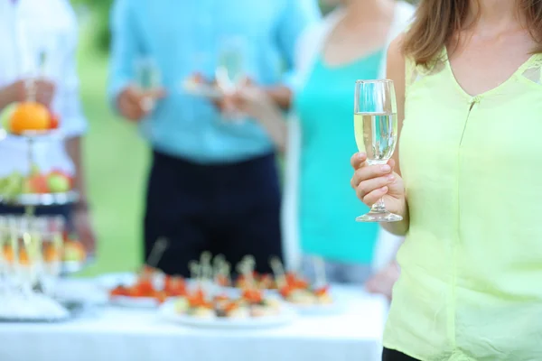 Guests drink champagne on wedding ceremony — Stock Photo, Image