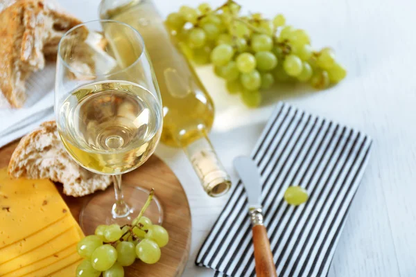 Ainda vida de vinho, uva, queijo e pão no fundo leve — Fotografia de Stock