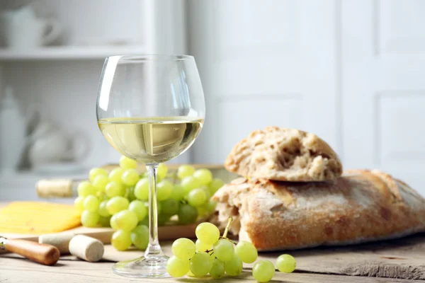 Bodegón de vino, uva, queso y pan sobre fondo claro — Foto de Stock