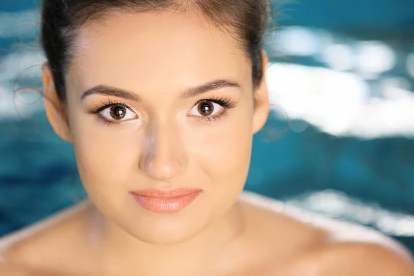 Hermosa mujer joven en la piscina — Foto de Stock