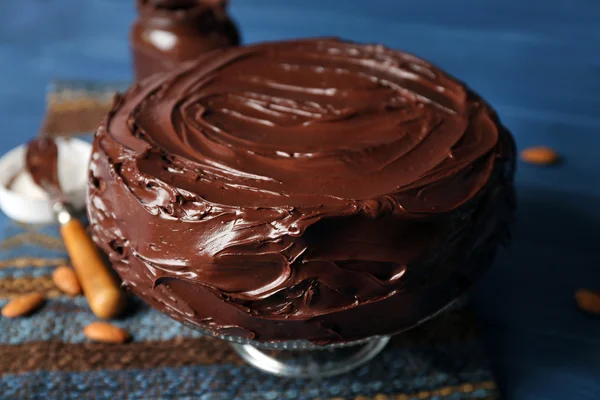 Köstliche Schokoladenkuchen mit Mandeln auf blauem Hintergrund — Stockfoto