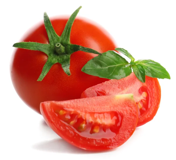 Tomates enteros y cortados aislados en blanco —  Fotos de Stock