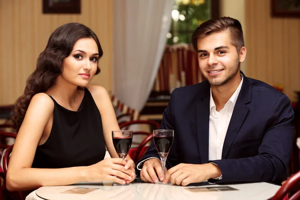 Atraente jovem casal namoro no restaurante — Fotografia de Stock