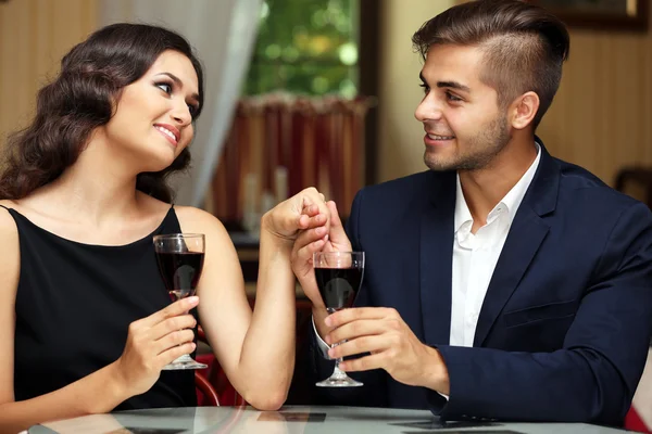 Atraente jovem casal namoro no restaurante — Fotografia de Stock