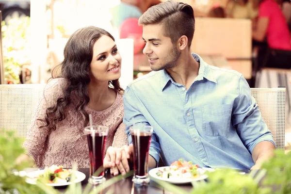 Привлекательная пара обедает на террасе — стоковое фото