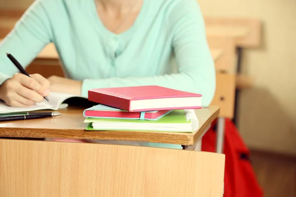 Vrouwelijke hand schrijven in notitieblok, close-up — Stockfoto