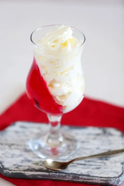 Leckere Gelee-Desserts mit Sahne auf hellem Hintergrund — Stockfoto