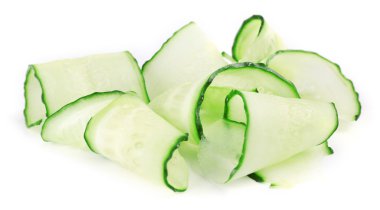 Dilimlenmiş salatalık üzerinde beyaz izole