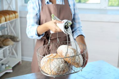 Taze pişmiş ekmek fırın mutfak kontrol Baker