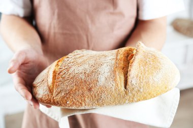 Taze pişmiş ekmek fırın mutfakta tutan Baker