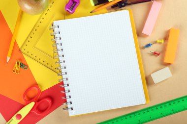 Işık arka plan üstünde yazıhane ve öğrenci alet