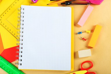 Işık arka plan üstünde yazıhane ve öğrenci alet