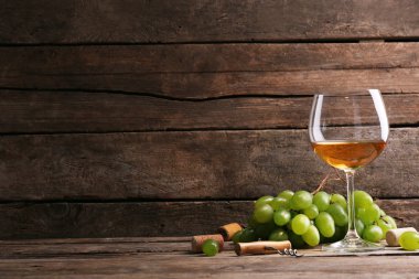 Şarap ahşap arka plan üzerinde üzüm ile