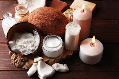 Spa Hindistan cevizi ürünleri koyu ahşap arka plan üzerinde